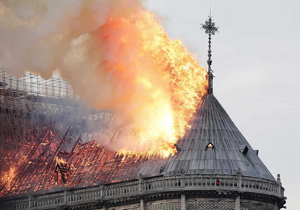 Notre-Dame-foto-fuoco-croce-tetto