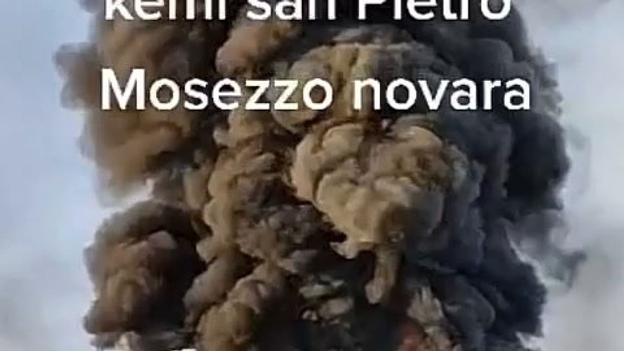 Novara, incendio nell'azienda chimica Kemi | video