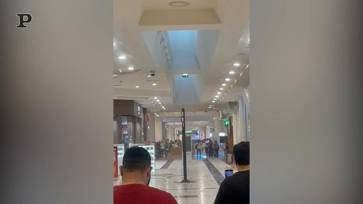 Nubifragio a Milano, crolla la vetrata di un centro commerciale | video