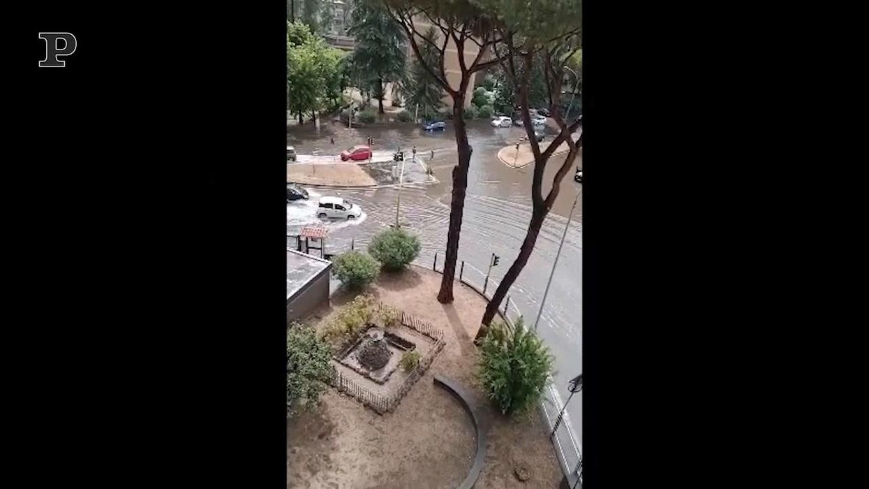 Nubifragio a Roma, strade allagate e traffico in tilt | video