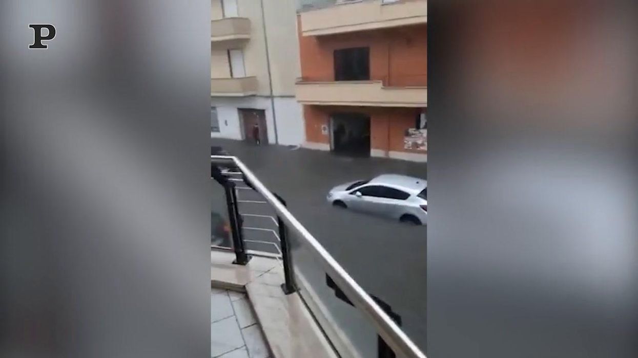 Nubifragio nel Salento: strade allagate ed auto sommerse | video