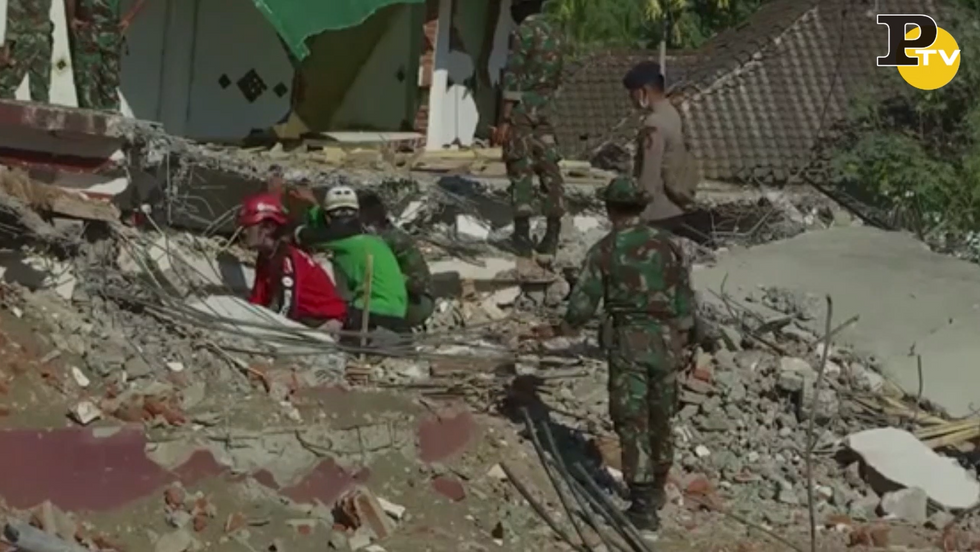Nuova scossa di terremoto in Indonesia. Sono 164 le vittime video