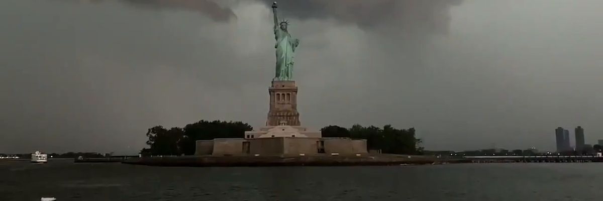 Fulmine colpisce la Statua della Libertà a New York