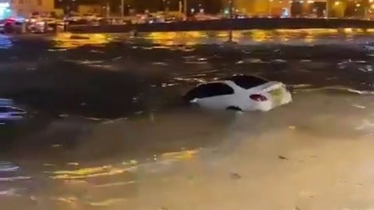 Alluvione in Oman, auto trascinate via | video