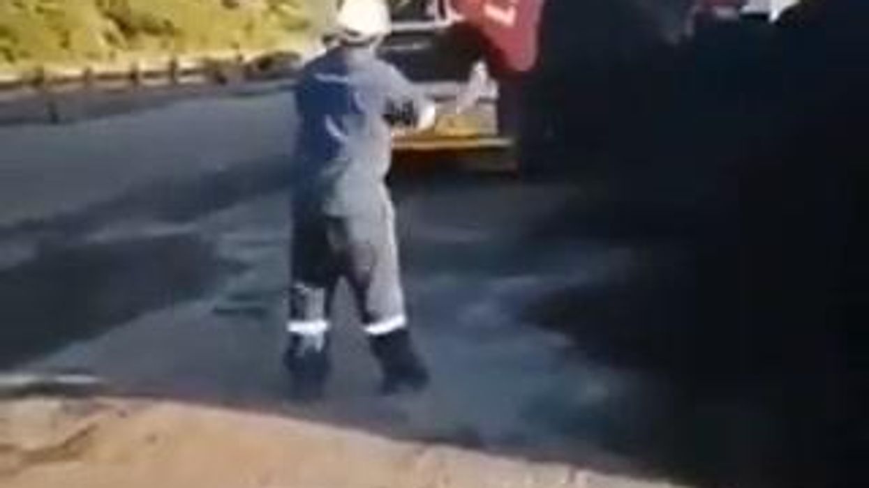 Operaio balla mentre scarica camion in strada I video