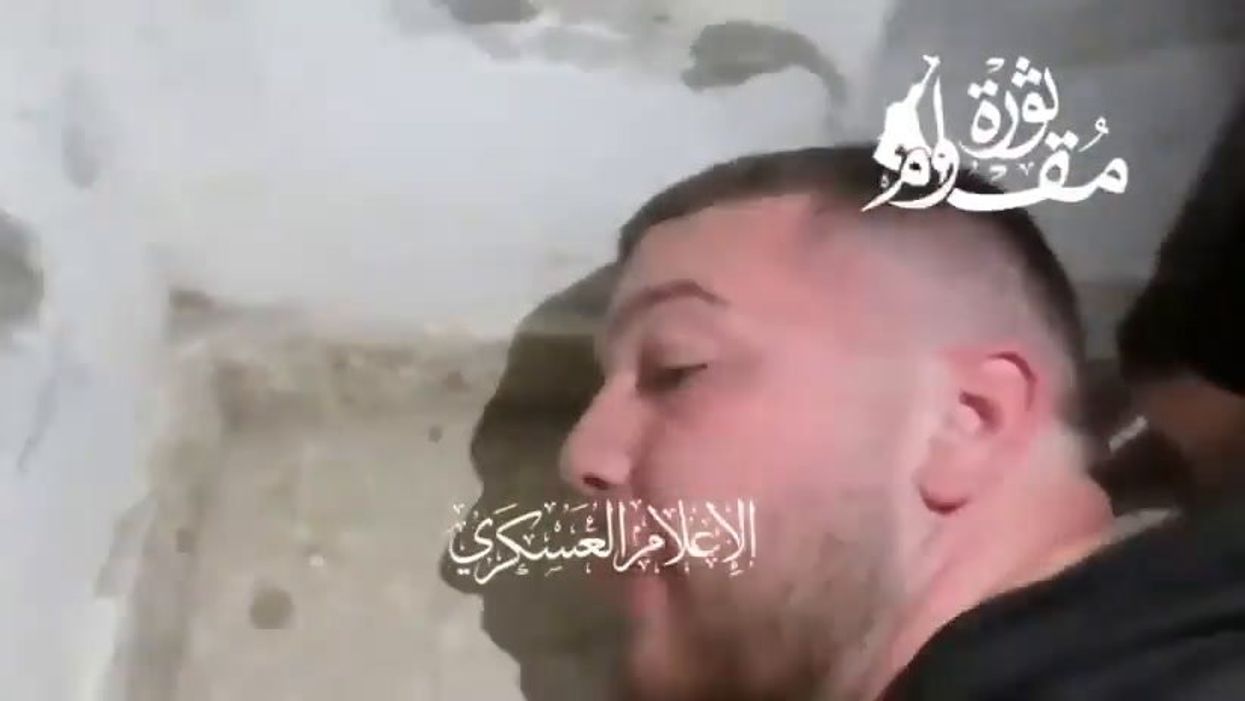 Hamas mostra un video di due ostaggi israeliani nelle loro mani