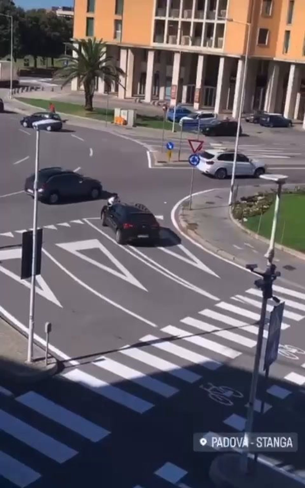 Padova. Automobilista scappa con una donna sul cofano | video