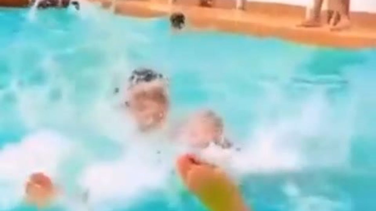 Il padre fa da trampolino in acqua ma il figlio gli cade in testa | video