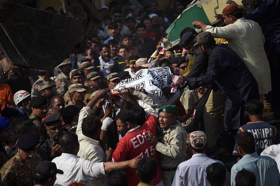 Venti morti in una tragedia ferroviaria in Pakistan