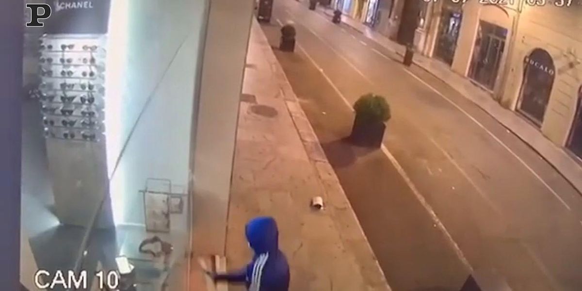 Palermo, vetrina sfondata a colpi di mazza: il furto in Via Maqueda | video