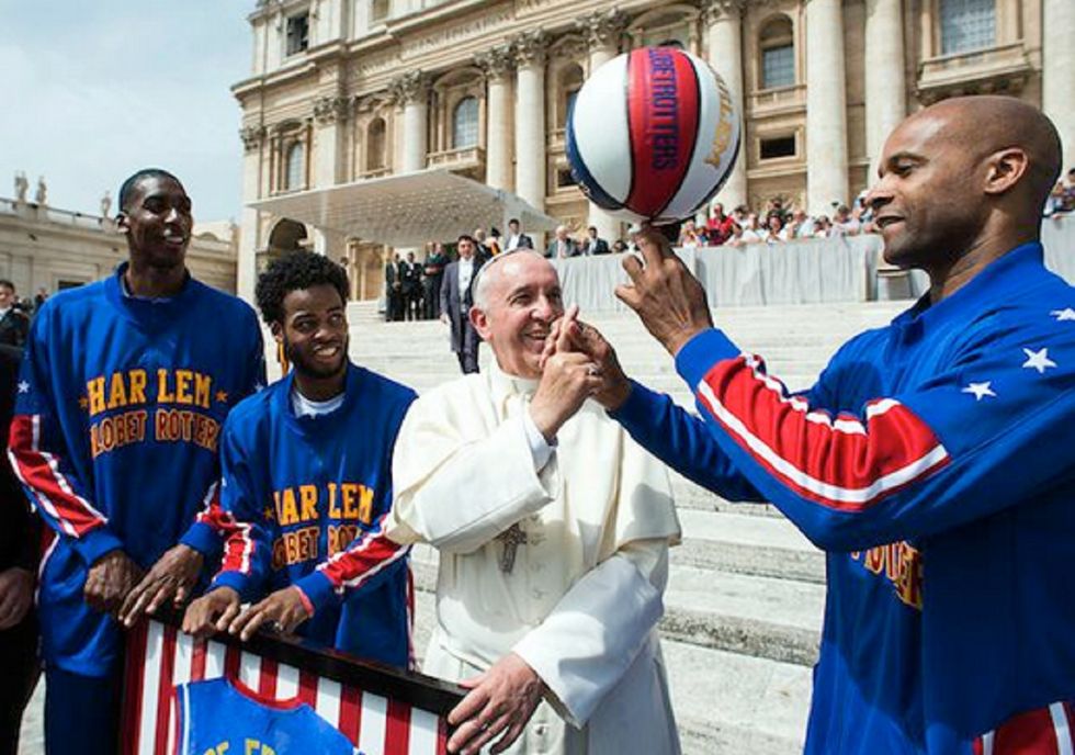 Papa Bergoglio gioca a basket con gli Harlem Globetrotters