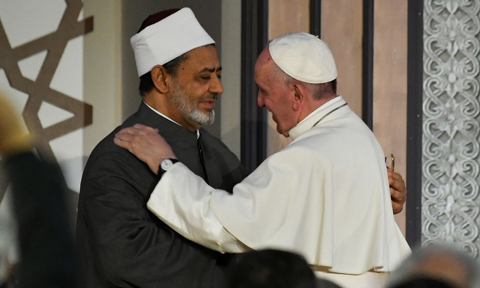 Papa Francesco abbraccia Ahmed al-Tayeb