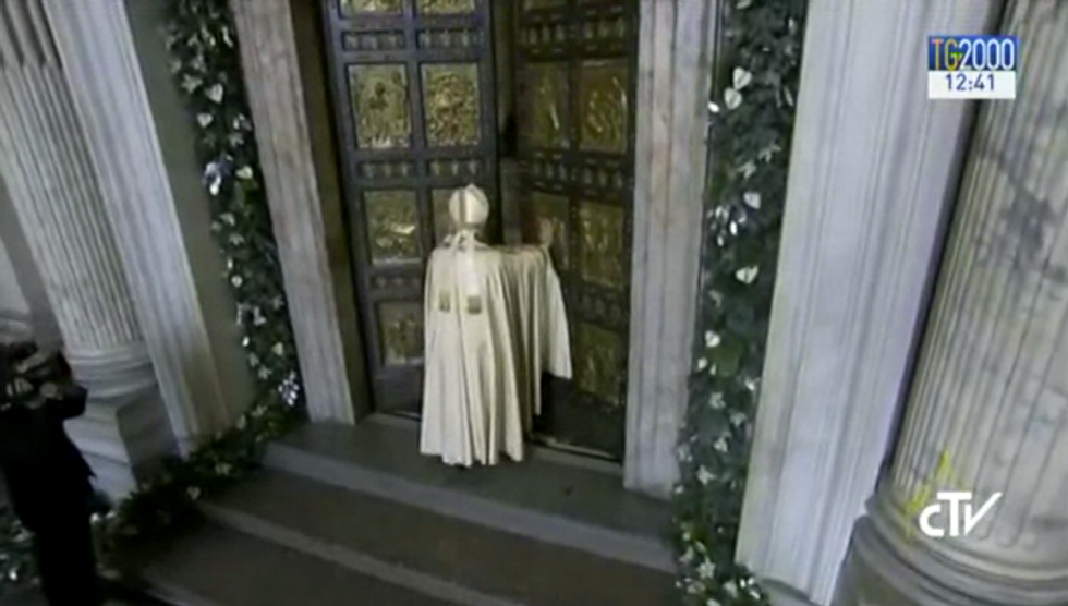 Papa Francesco apre porta Santa