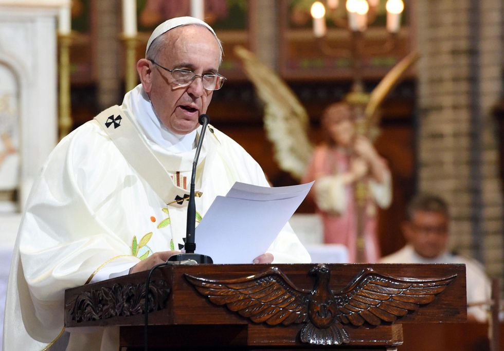 Papa Francesco: "E' lecito fermare l'aggressore"