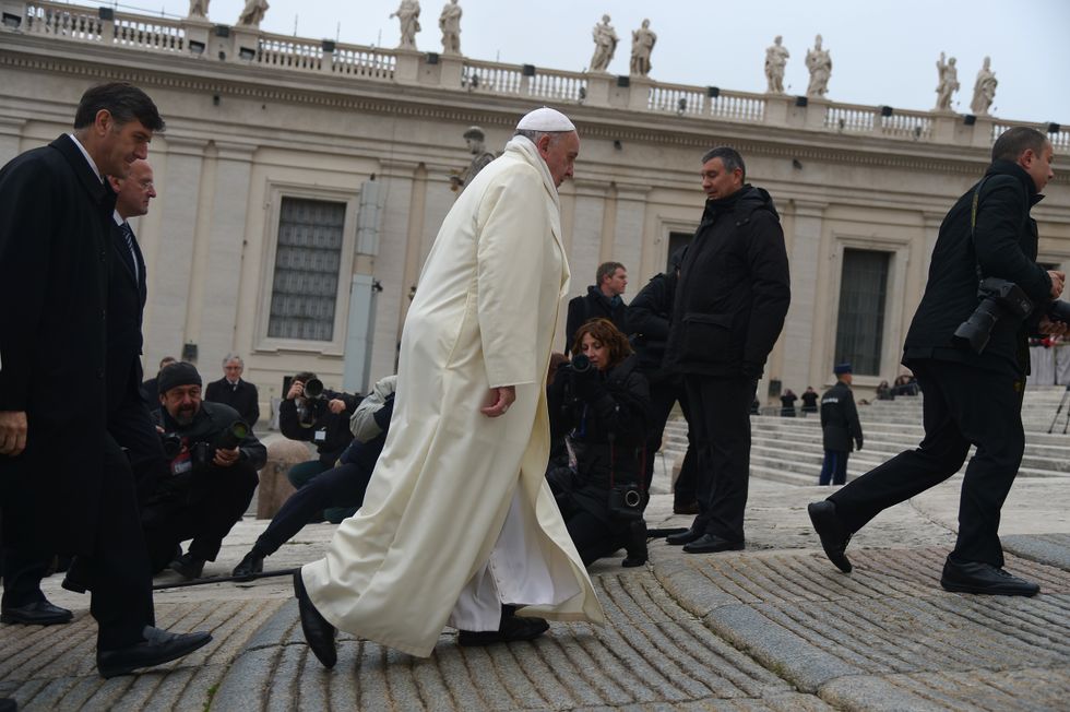 Papa Francesco mette il cartellino ai dipendenti