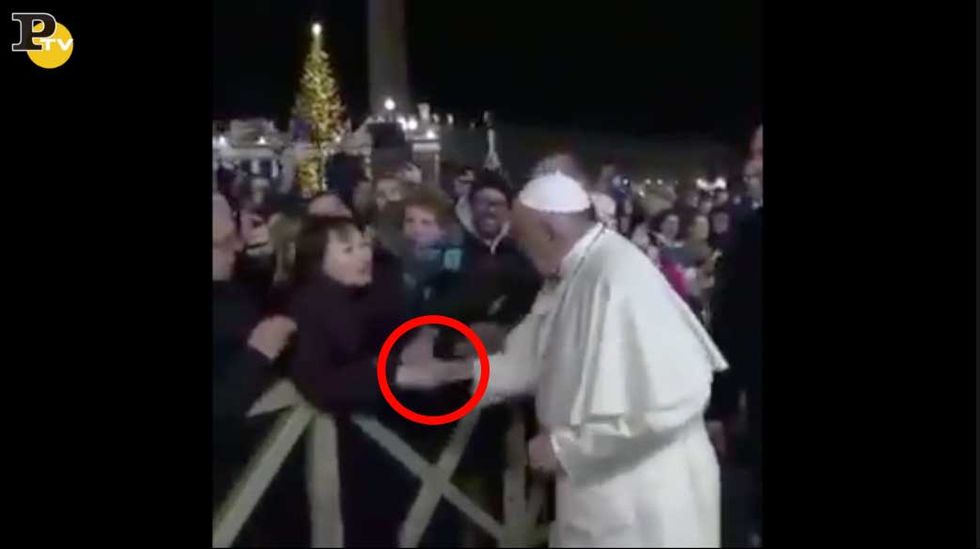 Papa-Francesco-strattonato-fedele-reazione-rabbia-foto