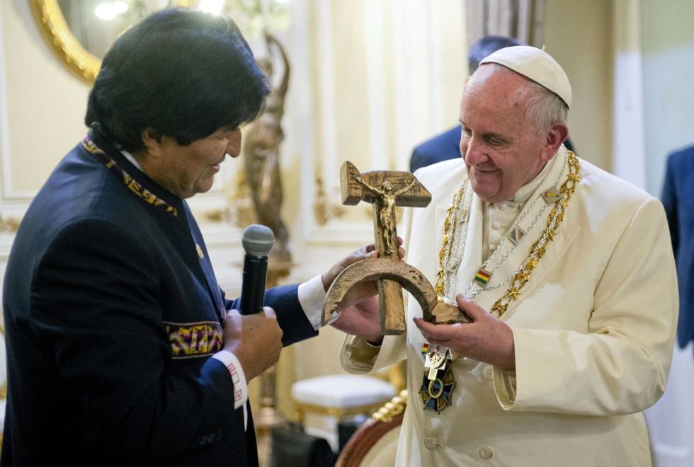 Papa Francesco mette al collo la falce e martello