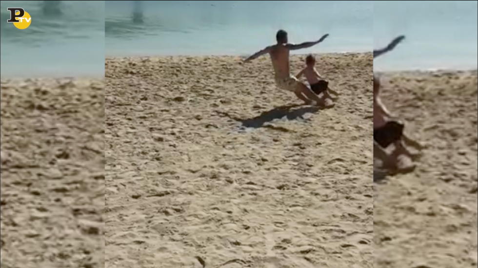papu gomez video scivolata figlio spiaggia pallone fallo