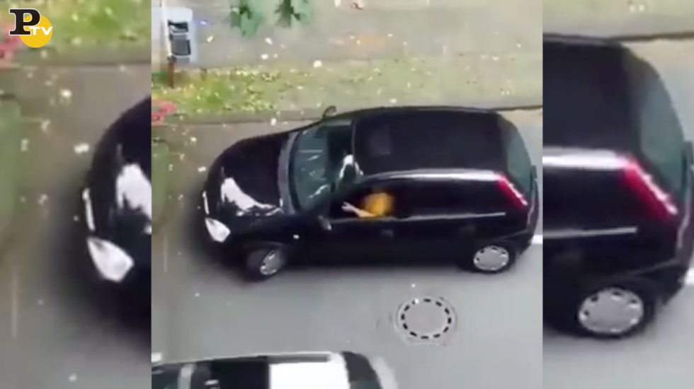 parcheggio donna assurdo macchina video