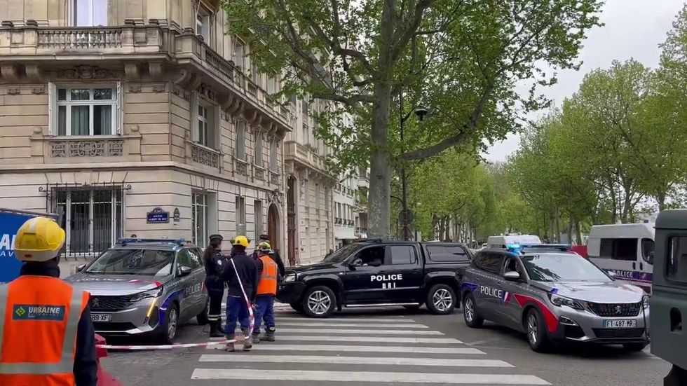 Parigi, uomo con esplosivo si infiltra nel consolato iraniano | video