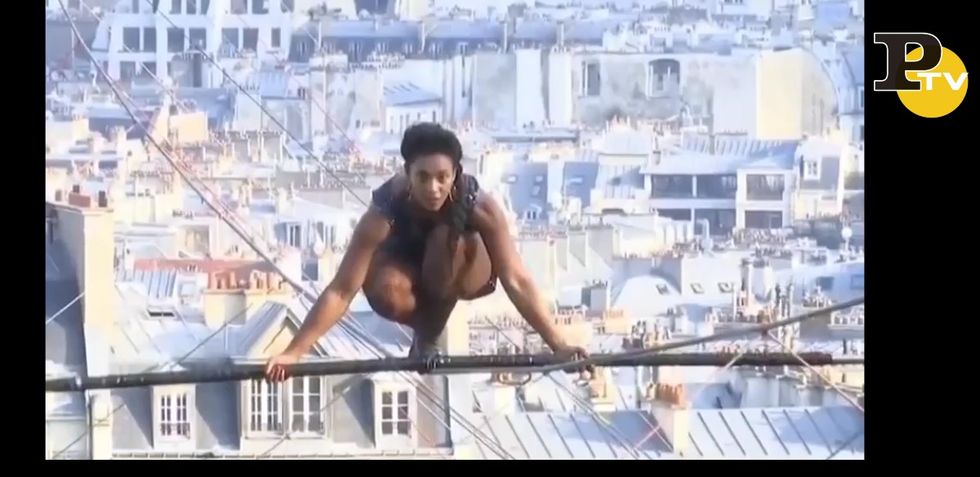 Parigi: equilibrista cammina a 35 metri di altezza video