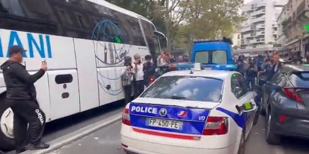 Parigi, manifestanti assaltano a sprangate auto della Polizia I video