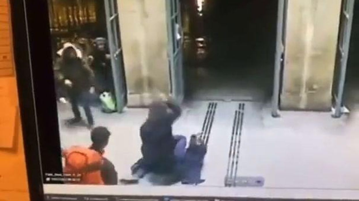 Attentato alla Gare du Nord . Il momento dell'assalto | video
