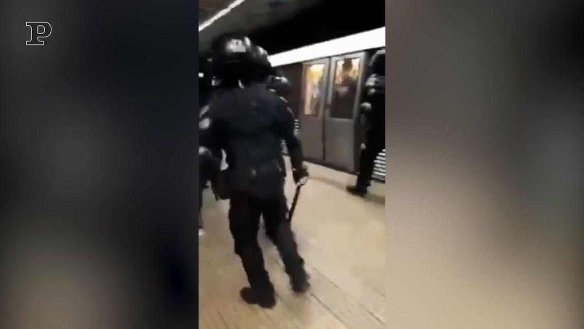 Parigi, ragazzini tossiscono in faccia alla gente, interviene la polizia | video