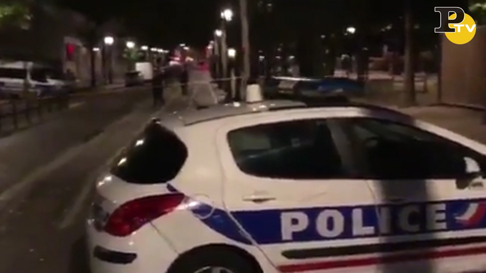 Parigi sotto attacco. Uomo accoltella sette persone video
