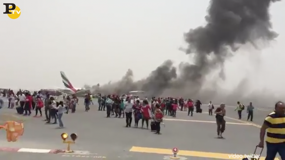 passeggeri evacuati aereo emirates incidente dubai
