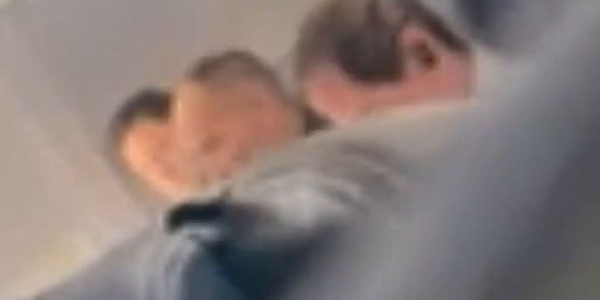 Aggressione su un volo United Airlines Los Angeles-Boston | video
