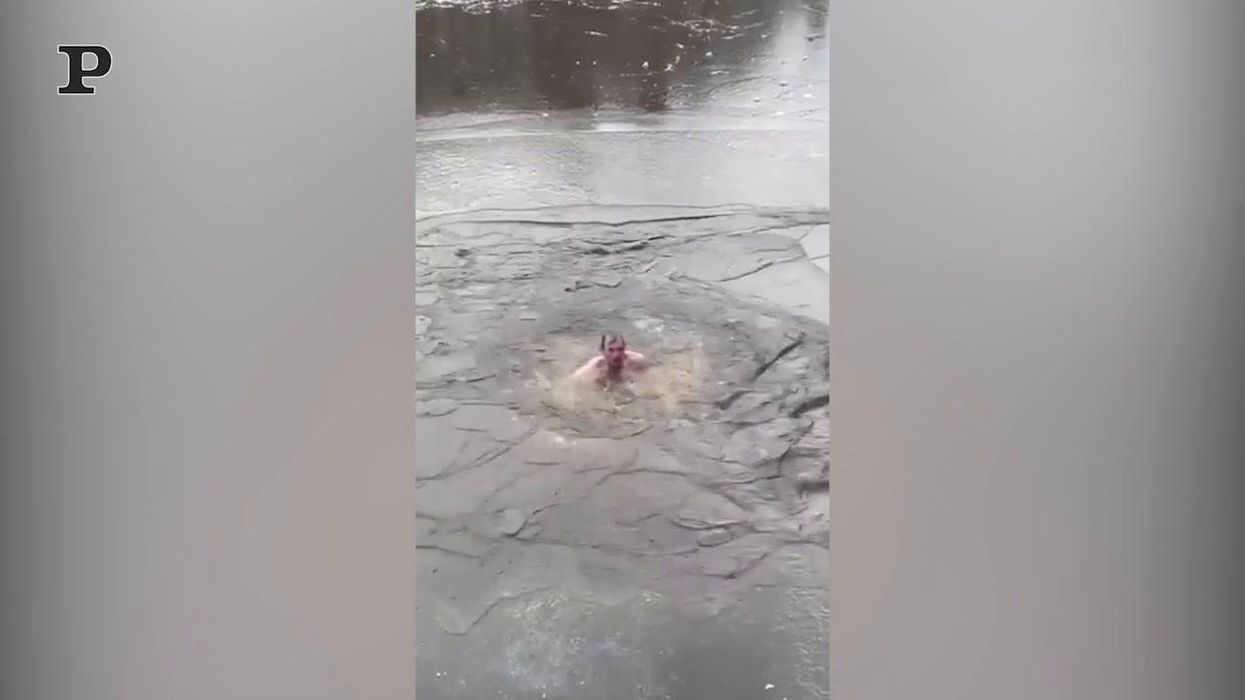 Pattinaggio in mutande: uomo finisce nell'acqua gelida | video