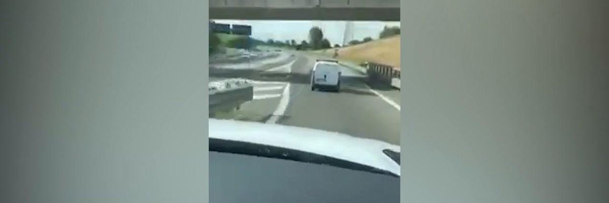 Pavia, tre minorenni rubano un furgone: lo schianto dopo l'inseguimento | video