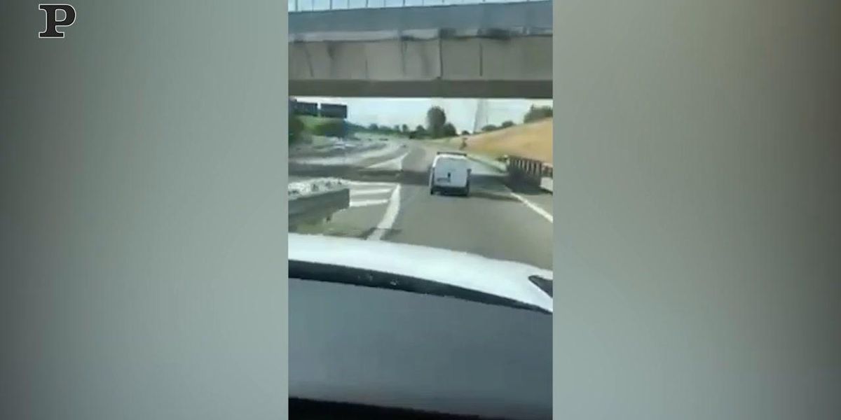 Pavia, tre minorenni rubano un furgone: lo schianto dopo l'inseguimento | video