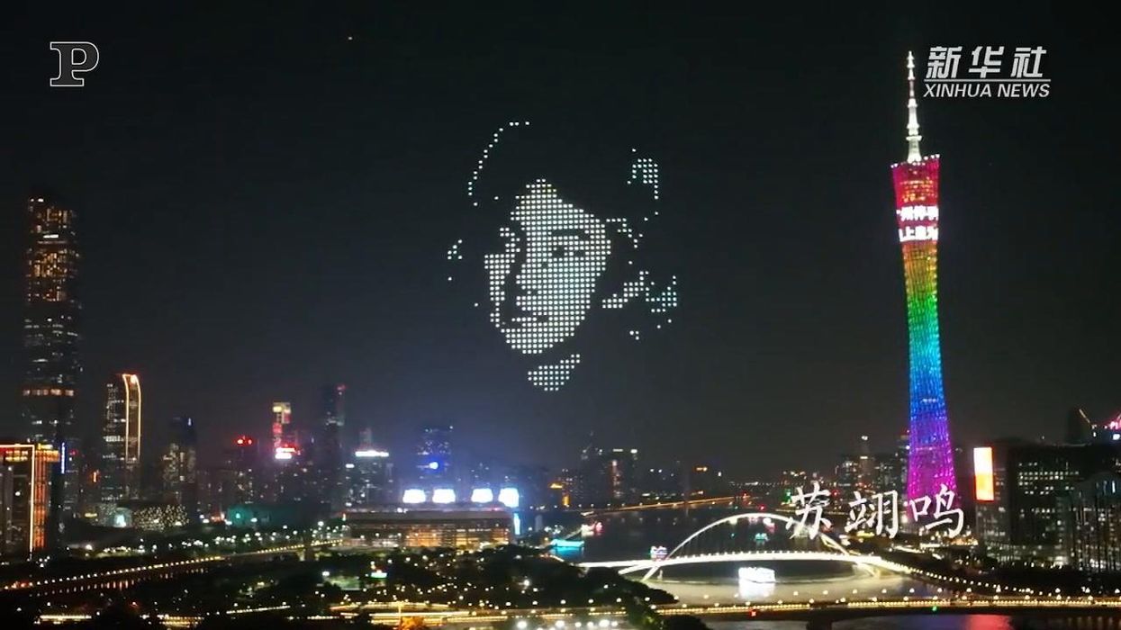 Pechino 2022, spettacolo di luci nel cielo di Guangzhou: 520 droni per acclamare gli atleti | Video