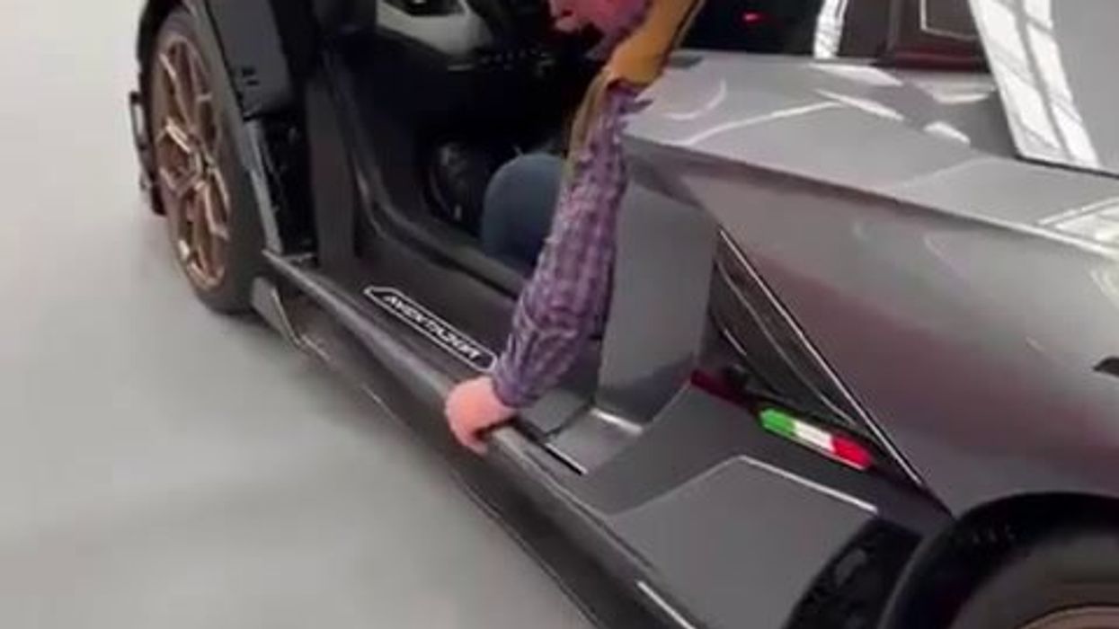 Pensionato si compra la Lamborghini ma non riesce a scendere | video