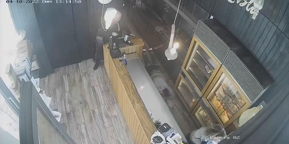 Pescara, cliente spara al barista di un ristorante | Video