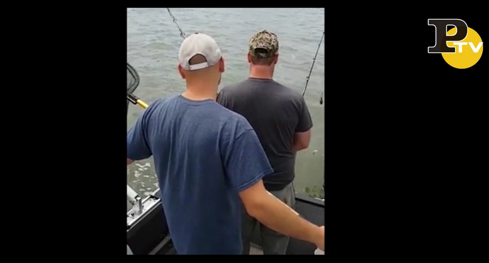 Pescatore cattura pesce ma interviene squalo bianco video
