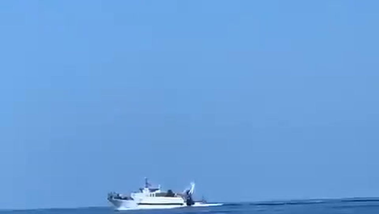 Peschereccio tunisno sperona motovedetta della Guardia di Finanza | video