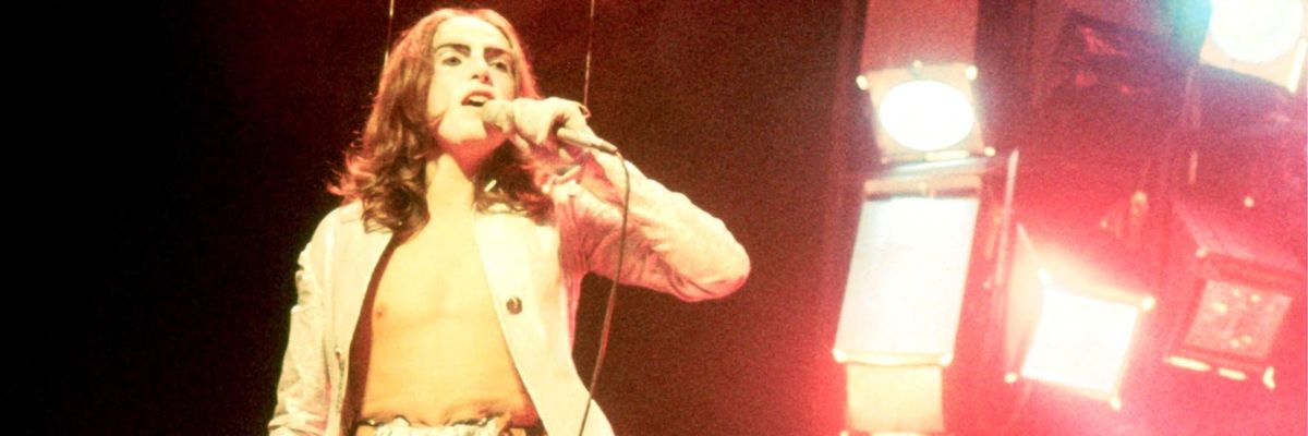 Peter Gabriel dei Genesis si esibisce sul palco nel 1972 (aveva 22 anni)
