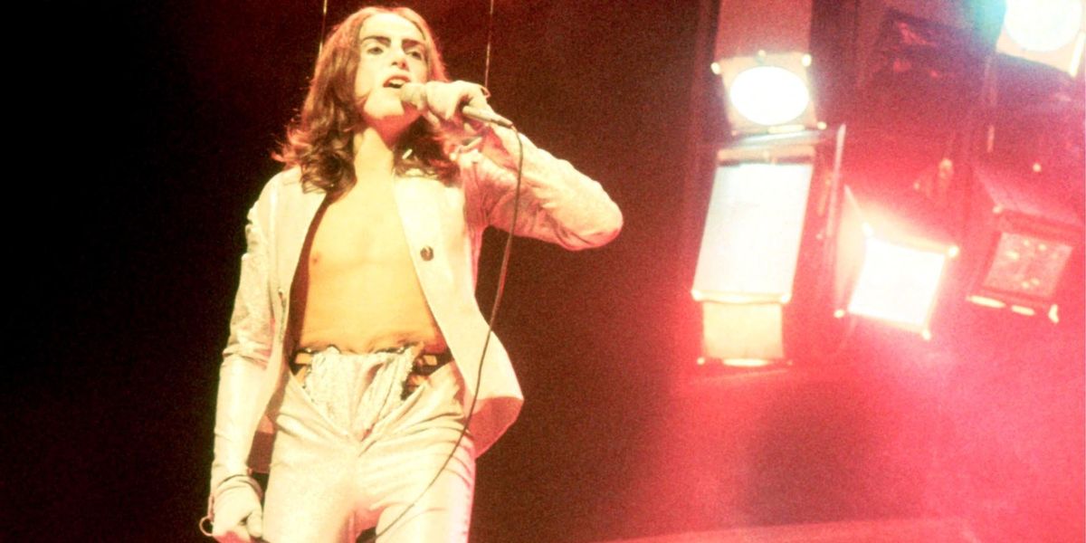 Peter Gabriel dei Genesis si esibisce sul palco nel 1972 (aveva 22 anni)