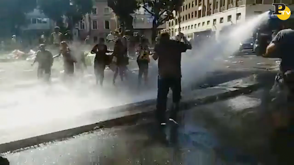 piazza indipendenza roma idranti contro manifestanti migranti