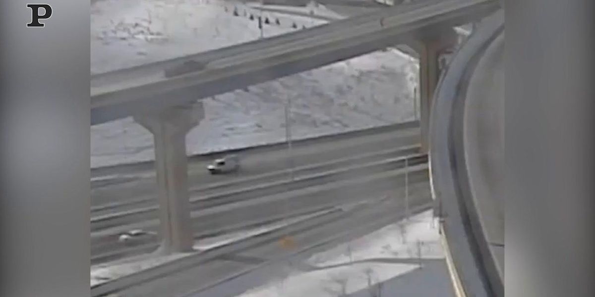 Usa, pick-up cade per oltre 20 metri da un cavalcavia, illeso il guidatore | video