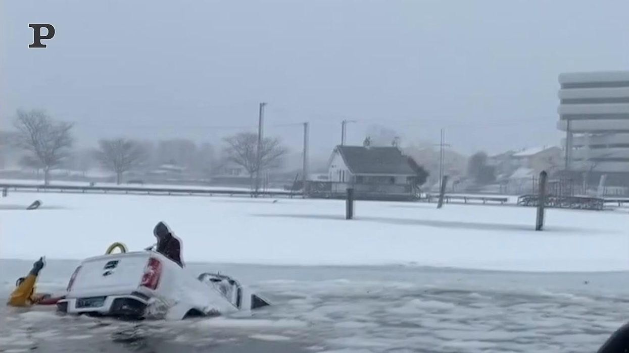 Usa, pickup finisce in un lago ghiacciato | video