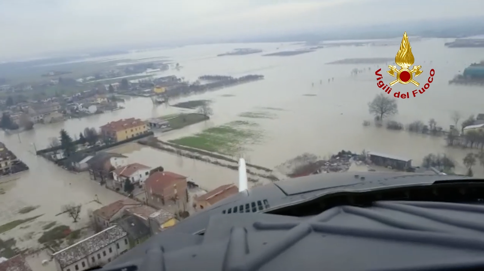 piena fiume Enza video dall'alto elicottero vigili del fuoco