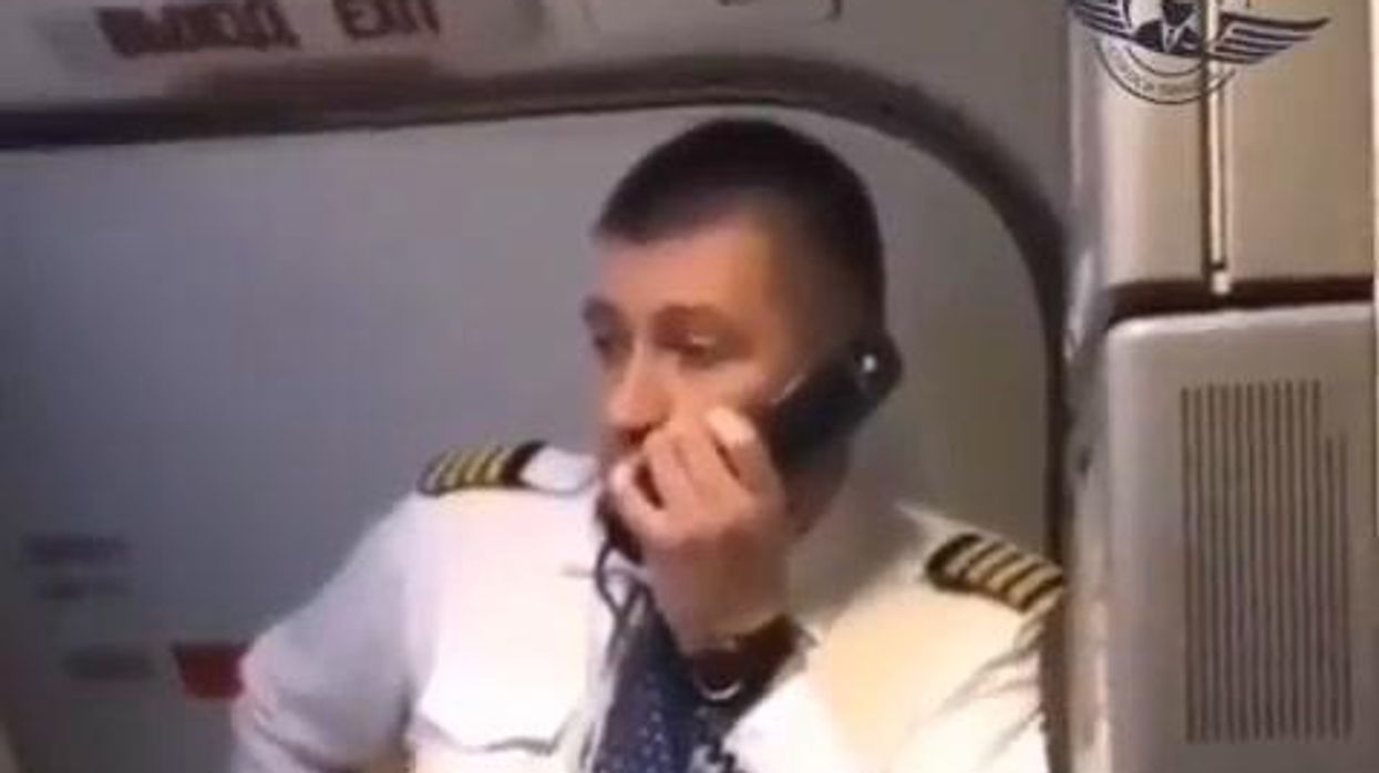 Pilota russo si scusa con i passeggeri del suo volo | video