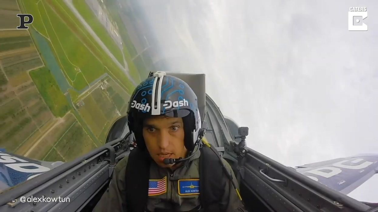 USA, pilota di jet sviene durante una manovra | video