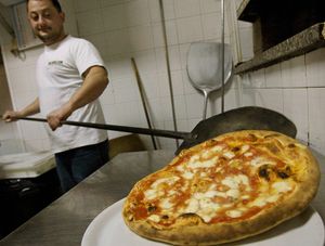 Pizzaiolo al lavoro a Napoli