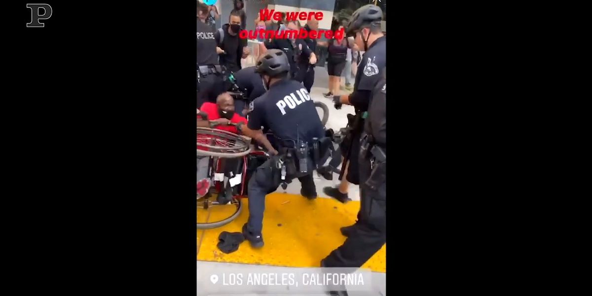 Los Angeles, la polizia butta a terra una persona disabile e ne distrugge la carrozzina