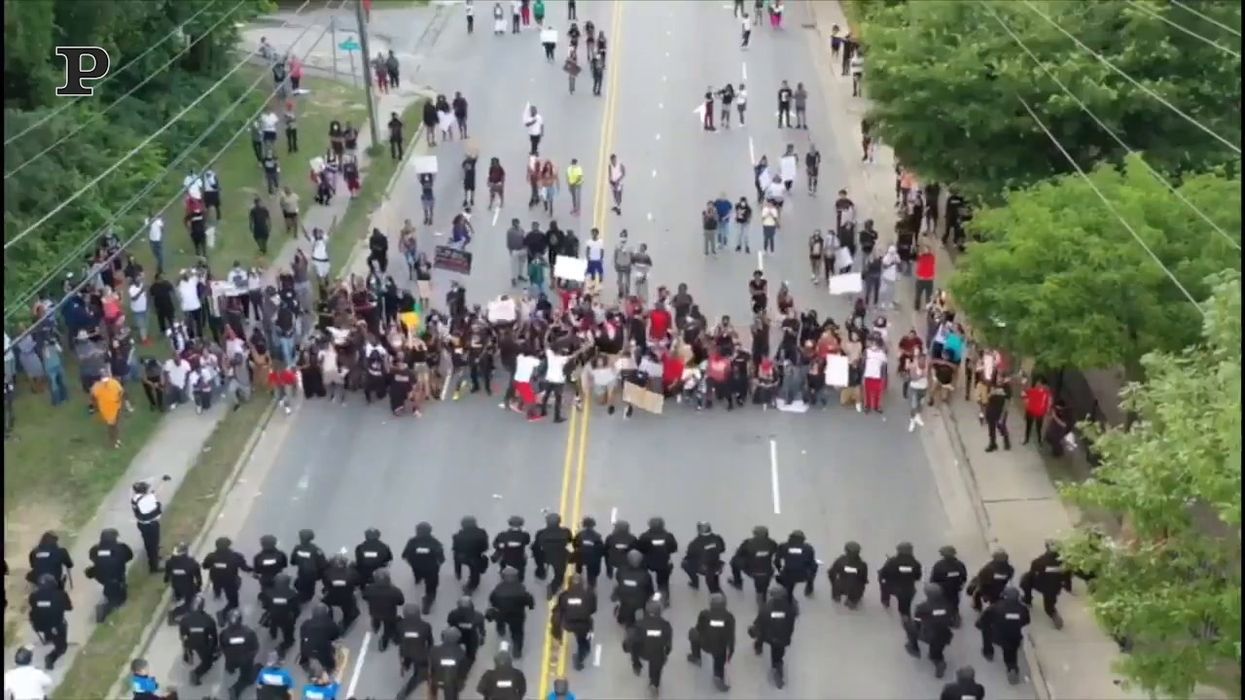 Scontri Usa, la polizia si inginocchia davanti ai manifestanti